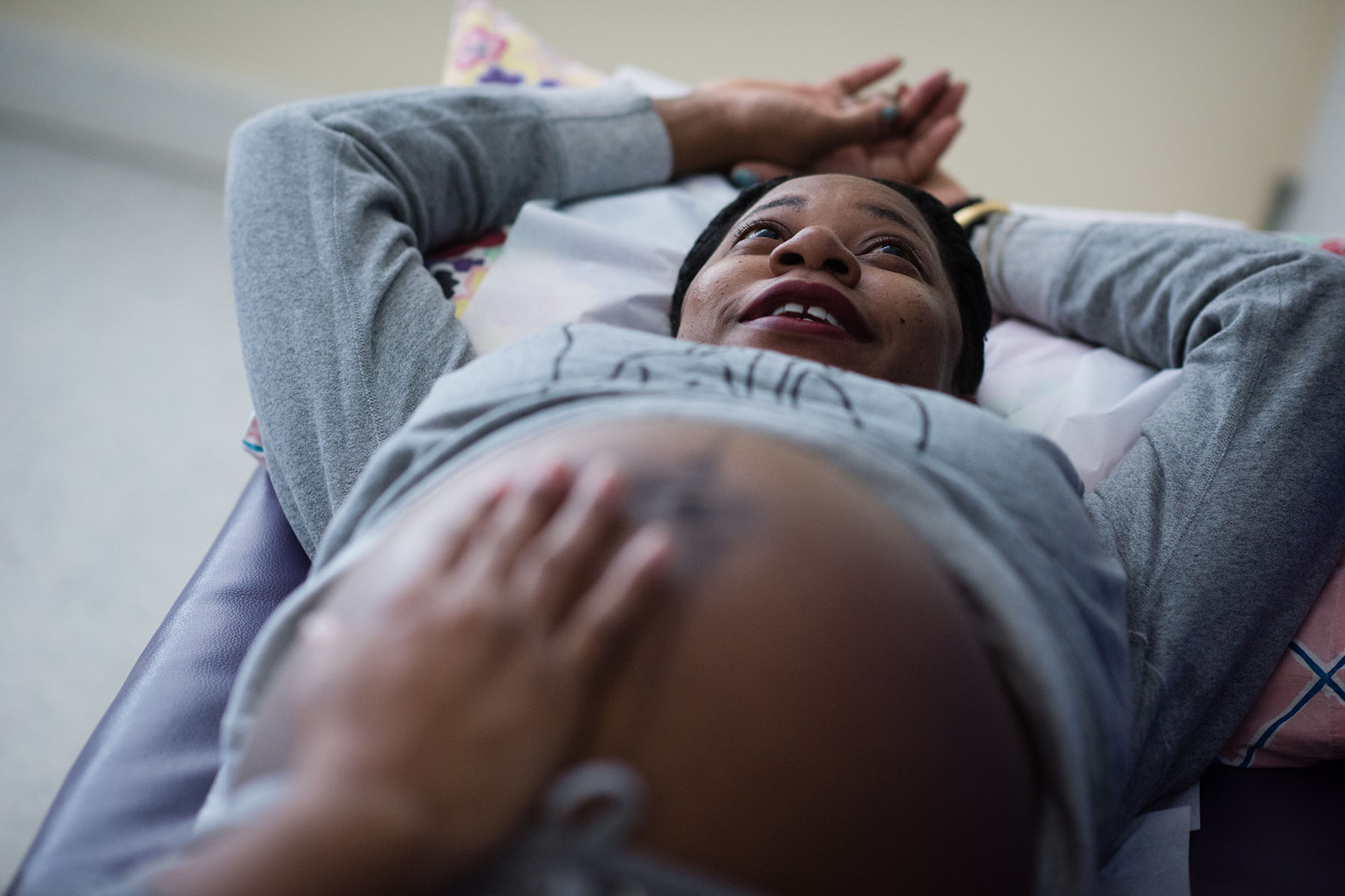 A pregnant women gets examined in a clinic.