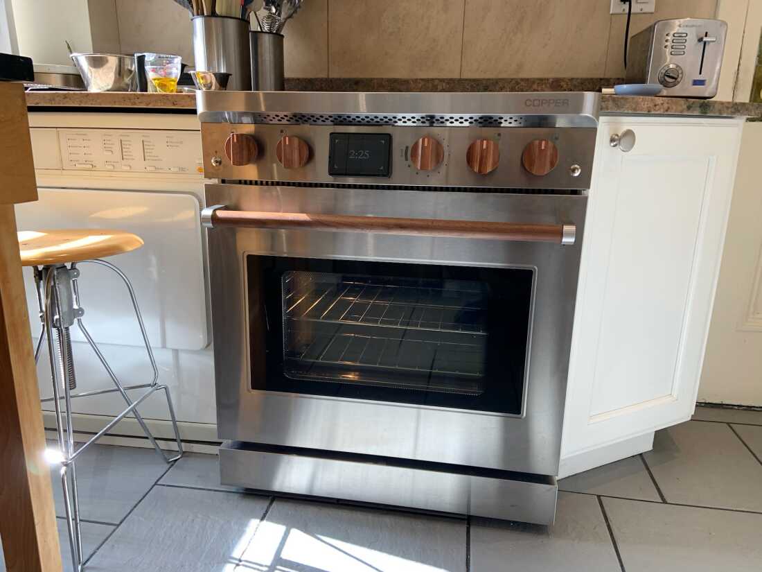 The Copper induction stove with a battery replace Max Van Gilder's gas stove.